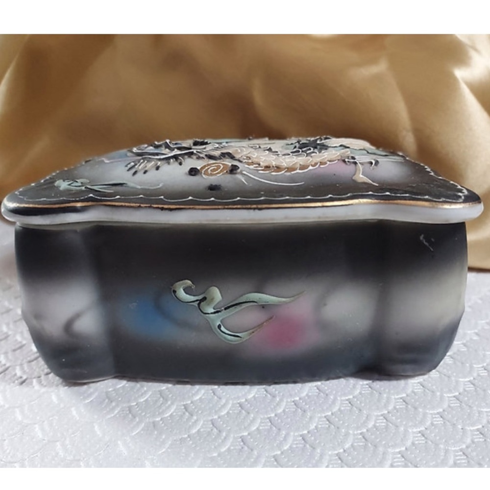 1930’s Moriage Dragonware Porcelain dresser lidded jewelry box w/2 small… - Picture 8 of 8